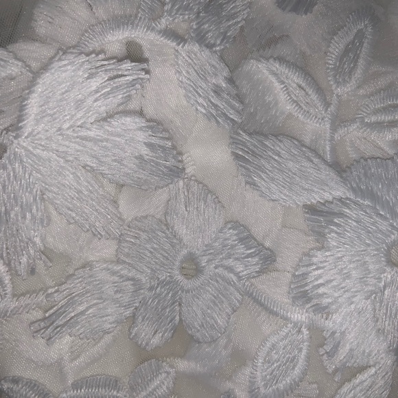 White wedding dress - Picture 4 of 7